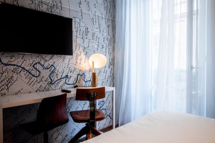 Room 102 of 188