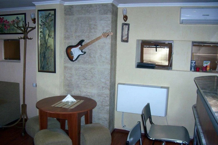 Room 9 of 12