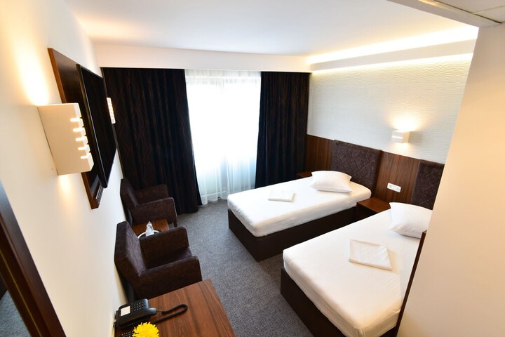 Room 14 of 36
