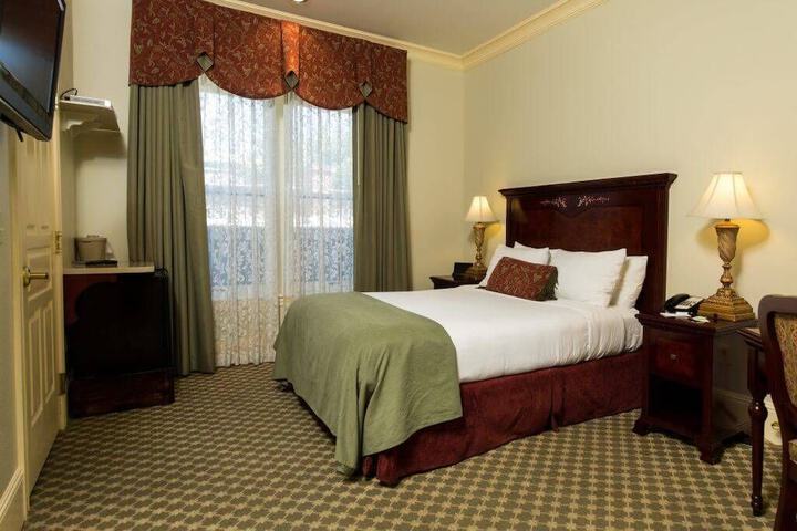 Room 11 of 28