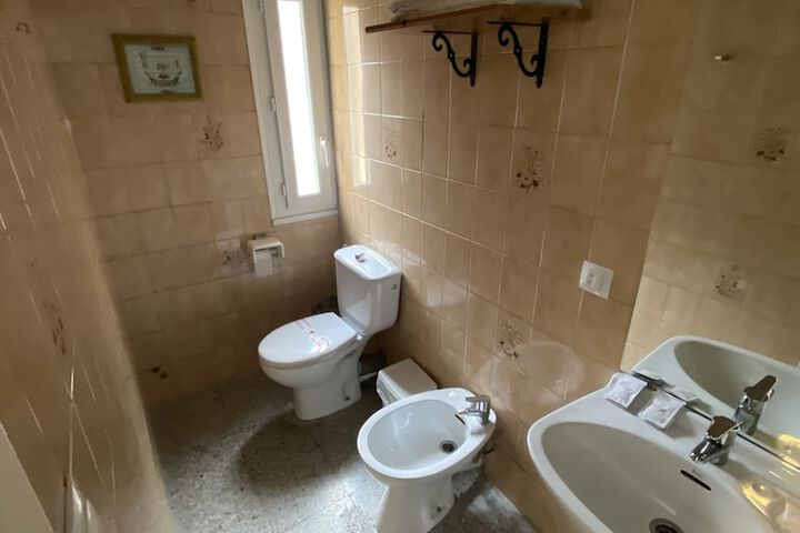 Room 10 of 18