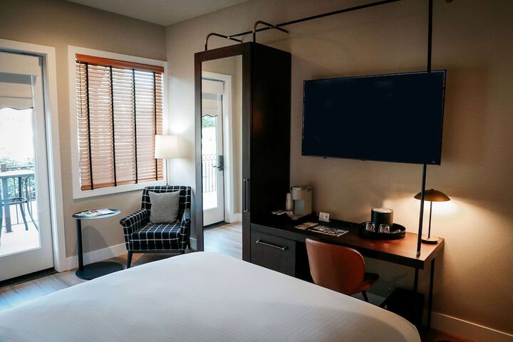 1 Queen Bed (5 of 7)