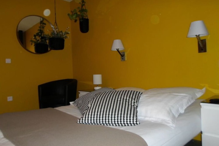 Room 10 of 38