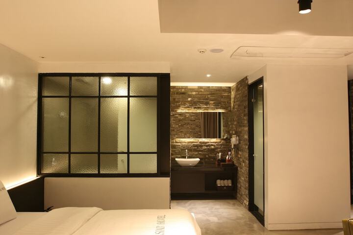 Room 25 of 32