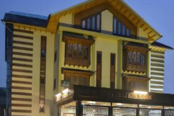 Hotel Royal Heritage Srinagar 8 km from Dal Lake