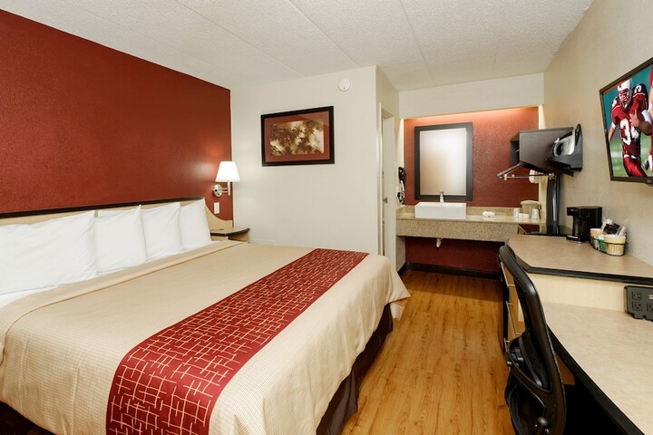 Deluxe King Bed (2 of 13)
