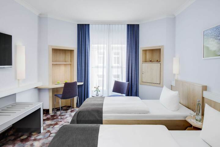 Room 12 of 28