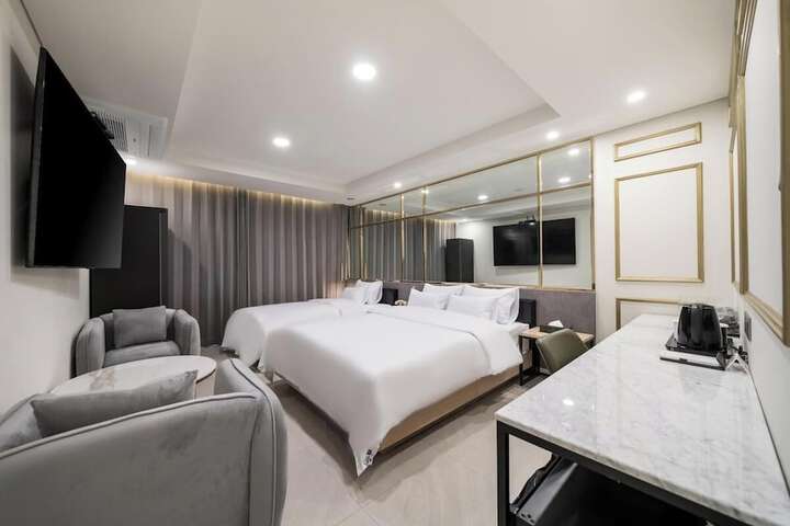 Room 8 of 42