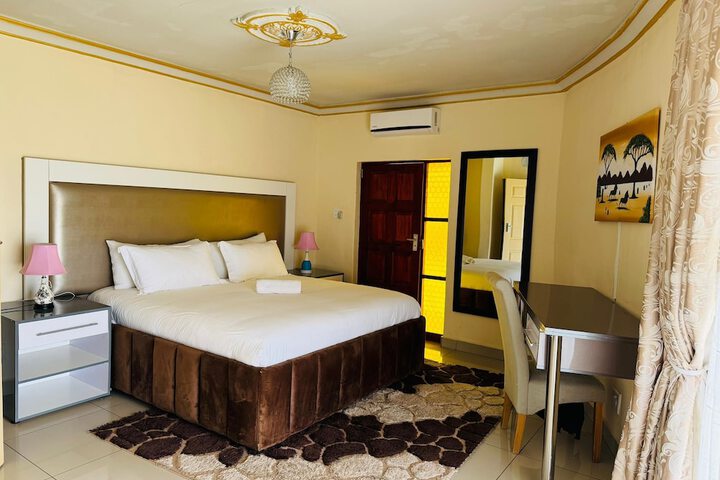 Room 13 of 76