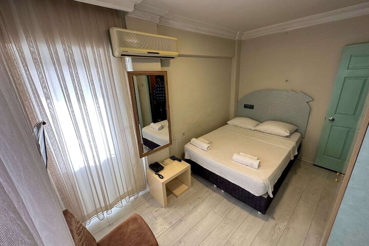 Room 10 of 102