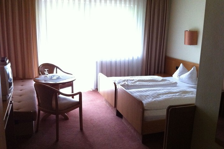 Room 8 of 18