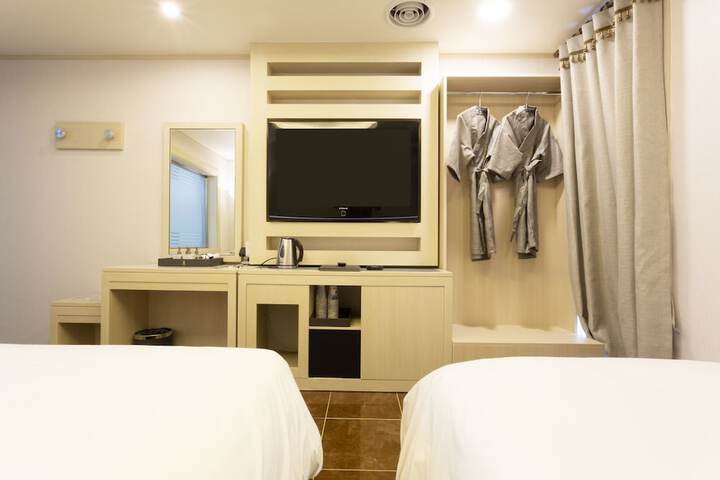 Room 13 of 42