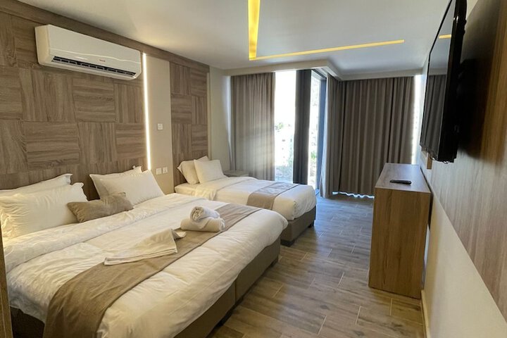 Room 4 of 25