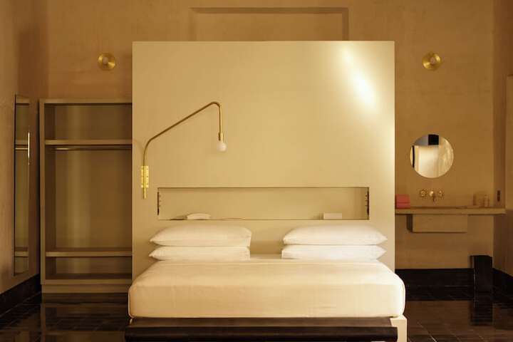 Room 28 of 76