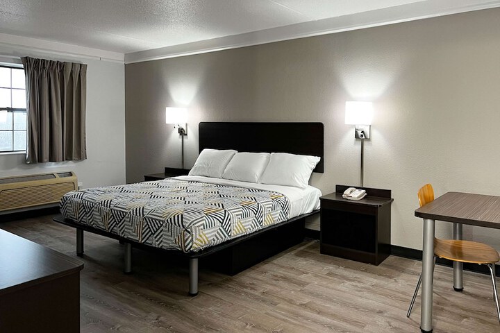 Deluxe King Room (10 of 10)