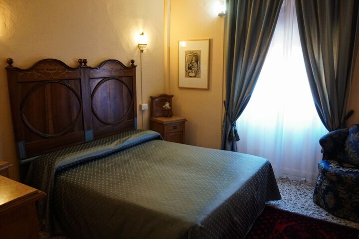 Room 8 of 50