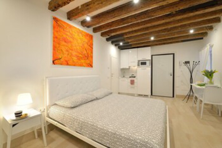 Room 17 of 28