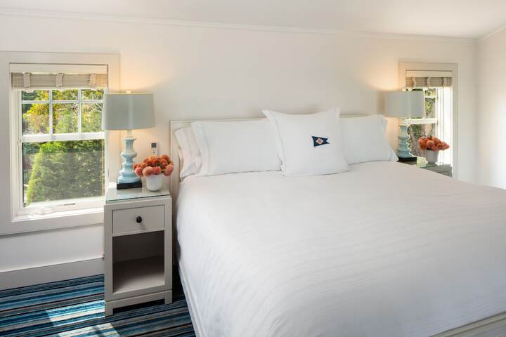 Signature Village Deluxe King Bed (12 of 15)