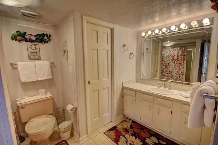 Room 9 of 32