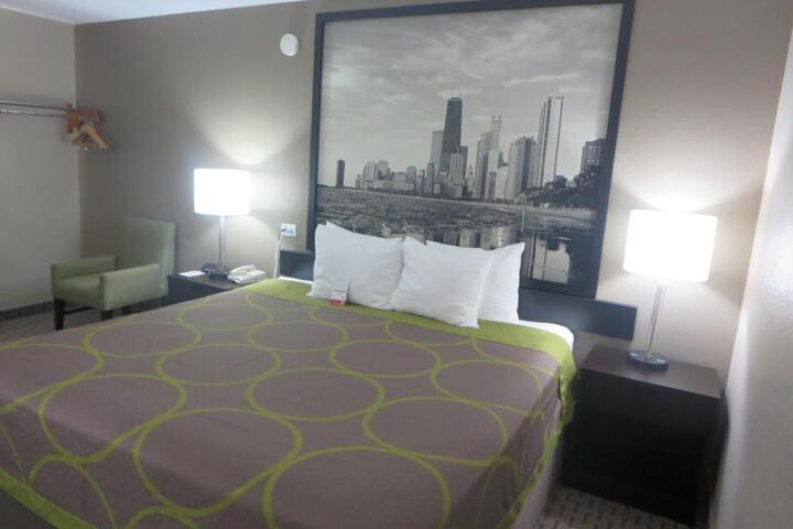 1 King Bed (4 of 11)