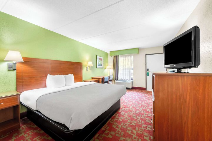 1 King Bed (4 of 9)