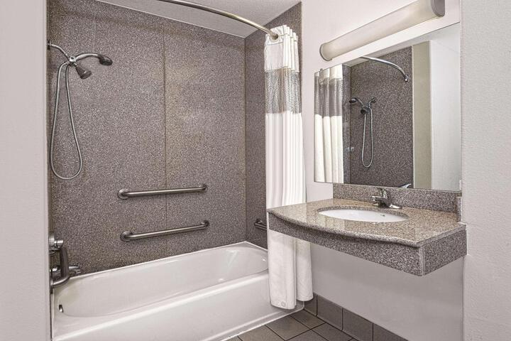 1 King Bed Mobility Hearing Accessible Room Bathtub with Grab Bars (10 of 17)