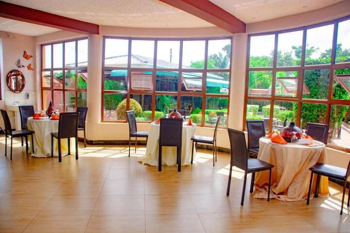 Dining 11 of 24