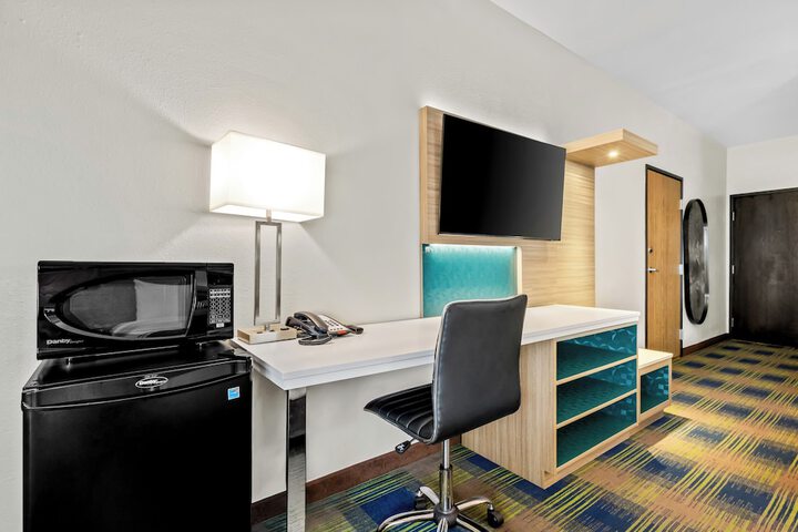 Room 10 of 32