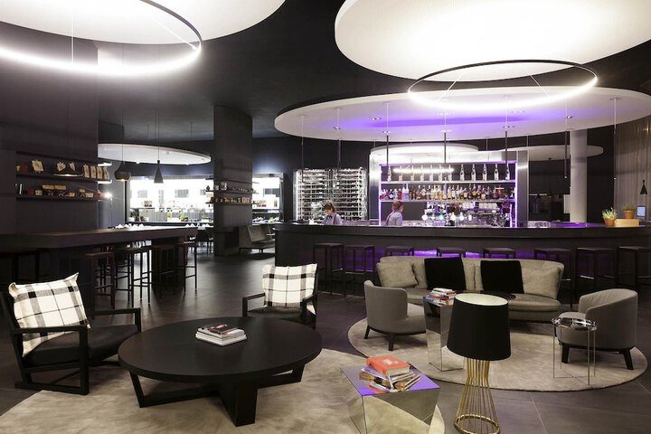 Lounge 49 of 66