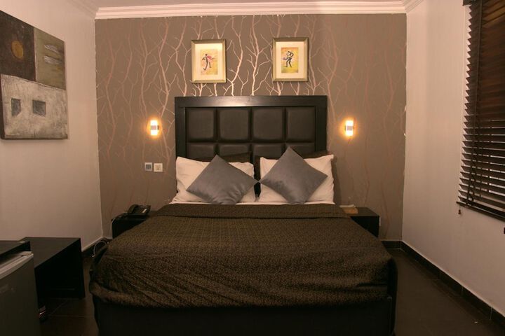 Room 16 of 38