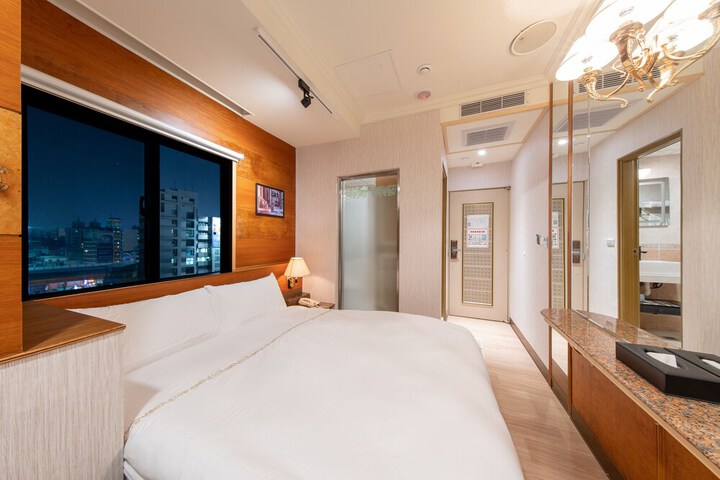 Room 12 of 37