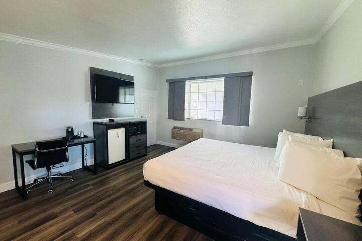 1 King Bed (5 of 5)