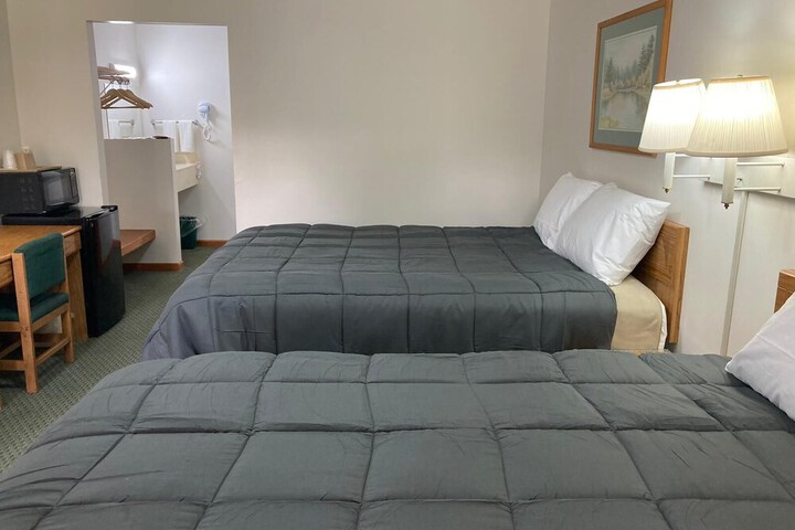 Economy Double Room 2 Double Beds (2 of 9)
