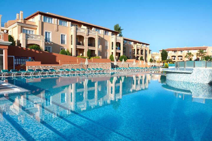 Hotel Pool
