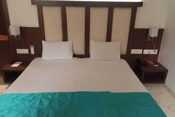 Room 4 of 12