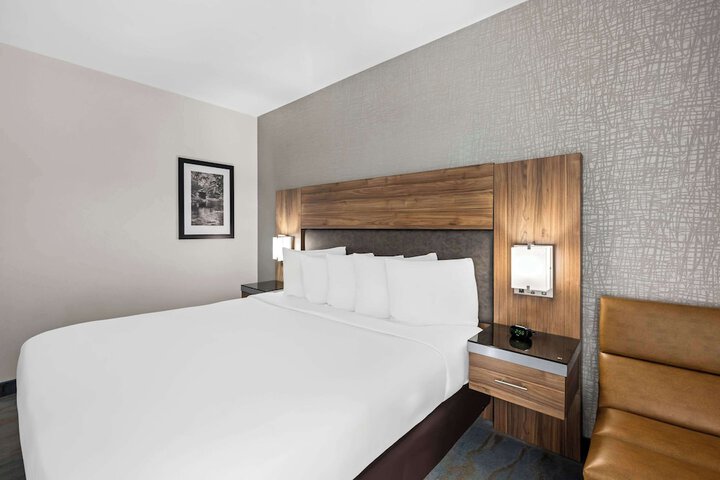 1 King Bed (8 of 29)
