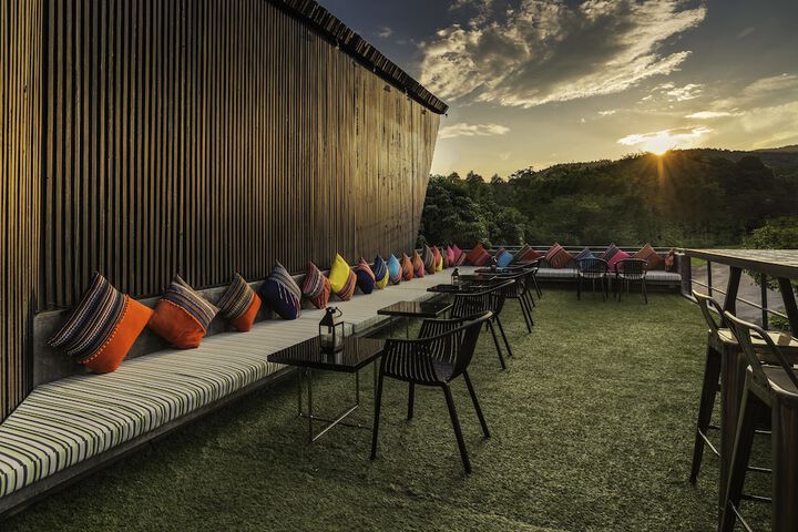 Lounge 96 of 103