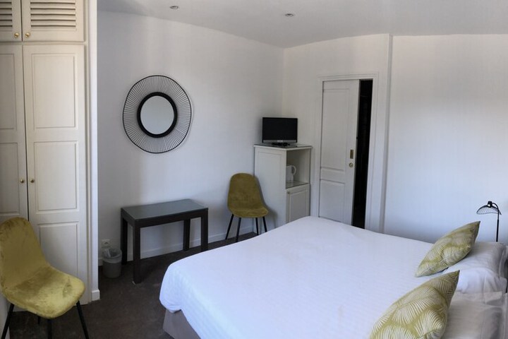 Room 4 of 10
