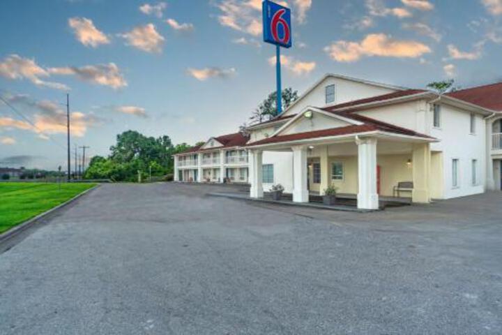 Super 8 Livingston