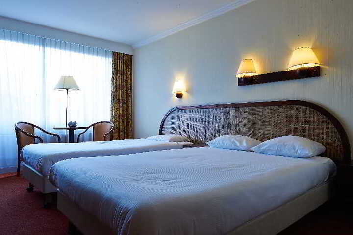 Room 4 of 8