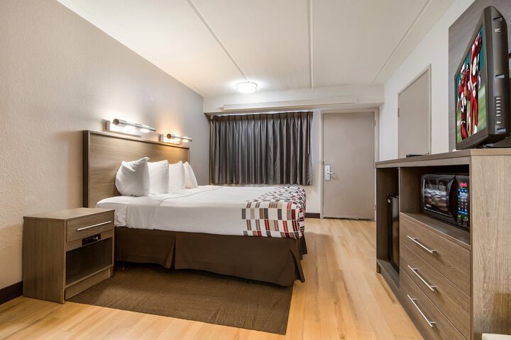 1 King Bed (3 of 22)