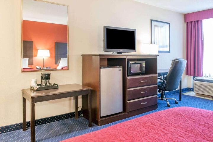 2 Queen Beds (1 of 10)