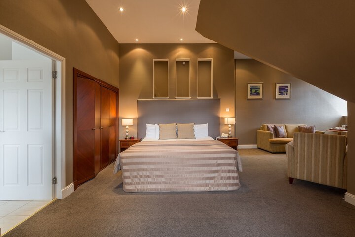 Room 16 of 108