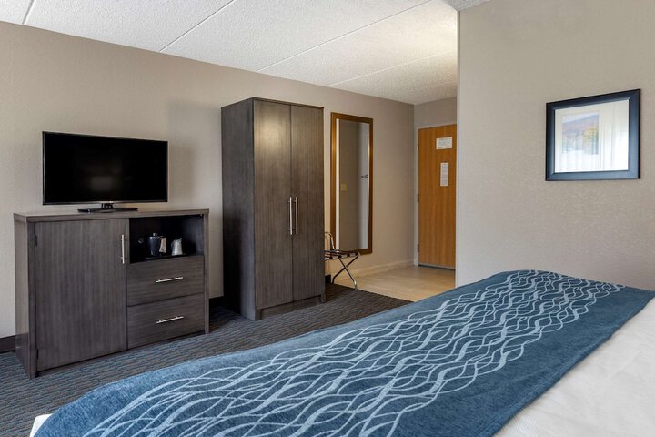 1 King Bed (3 of 11)