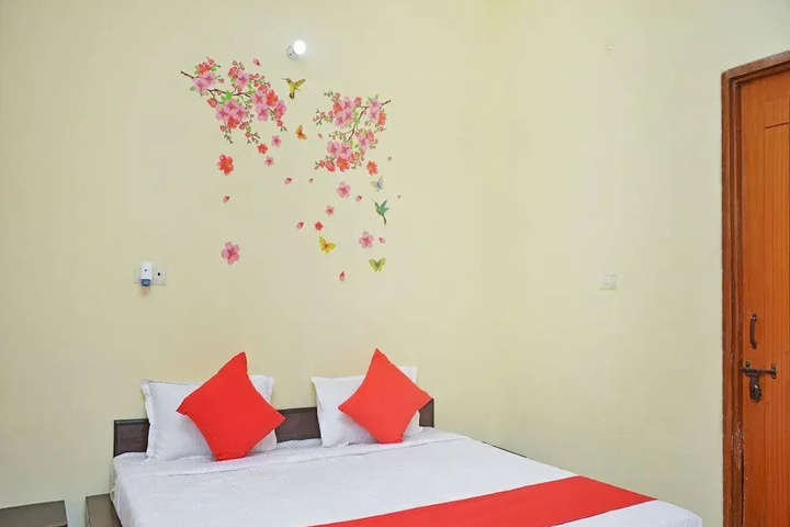 Room 5 of 12