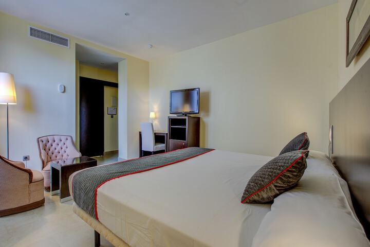 Room 4 of 68