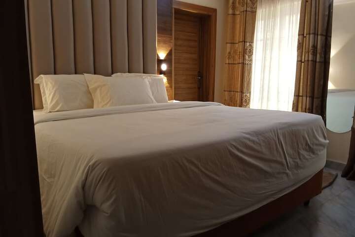 Room 4 of 43