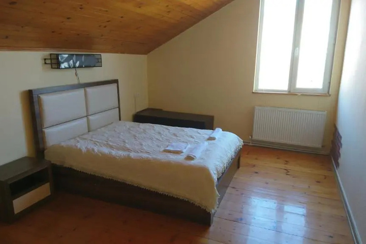 Room 5 of 12
