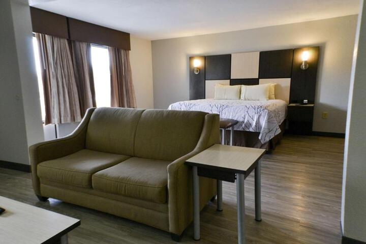 1 King Bed Microwave and Refrigerator WiFi Full Breakfast (9 of 11)