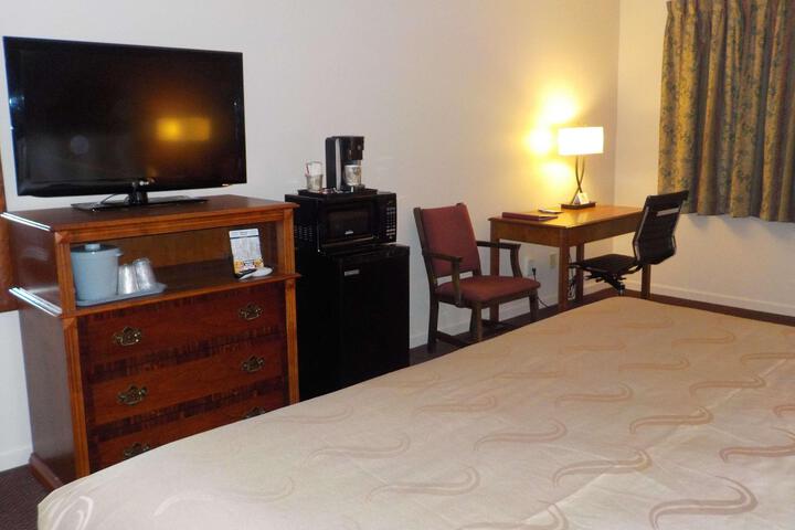 1 King Bed Work Desk Chair with Ottoman Microwave and Refrigerator Full Breakfast (5 of 12)